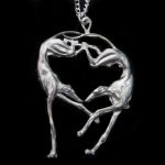 Zwei Windhunde: Kette mit anhänger